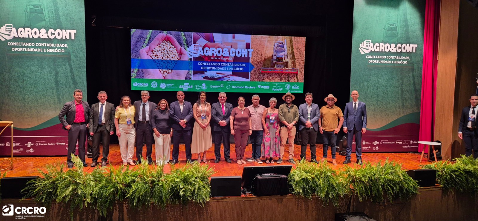 Palestrantes, autoridades e organizadores reunidos no palco da 1ª edição do Agro&Cont