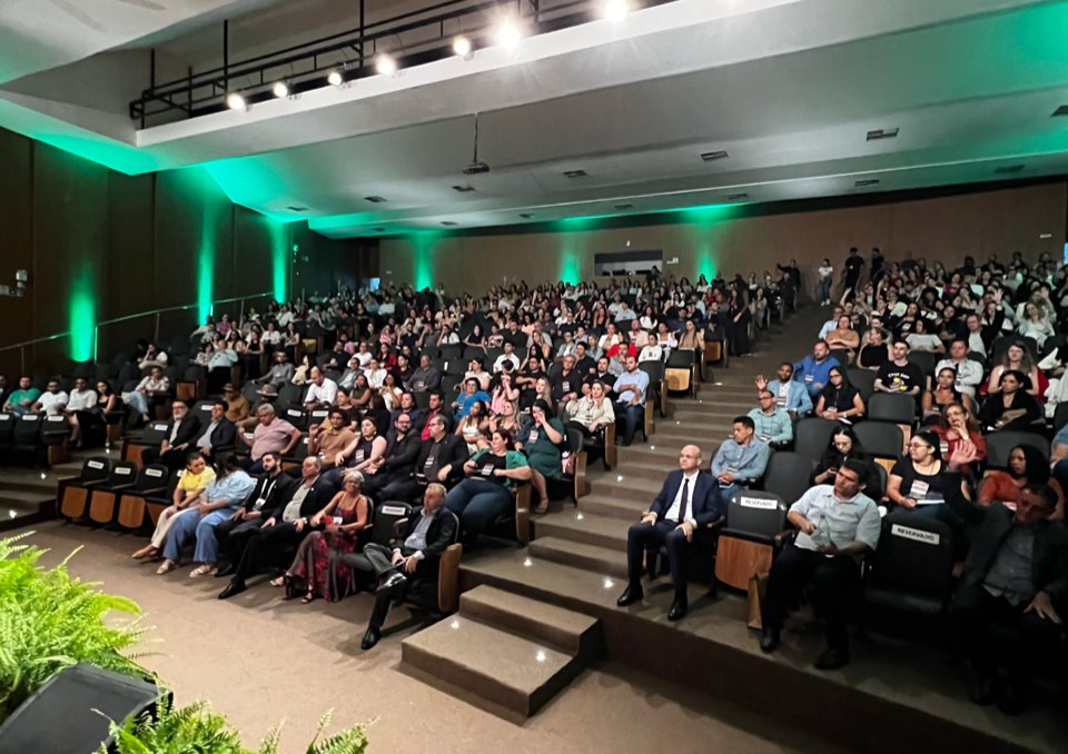 Público acompanhando a programação no auditório