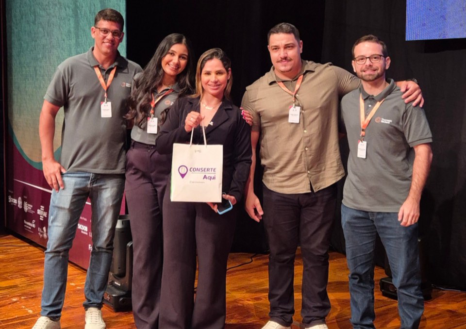 Equipe de expositores no palco da 1ª edição
